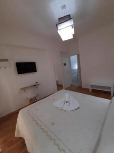Cette chambre blanche dispose d'un lit avec un drap. dans l'établissement Milazzo La Porta Delle Eolie 2.0, à Milazzo