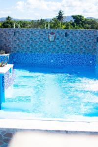 - une piscine avec des carreaux bleus sur un mur dans l'établissement Diosamar Hotel y Suites, à Saint-Domingue