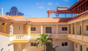 uma vista para o exterior de um edifício em Diosamar Hotel y Suites em Santo Domingo