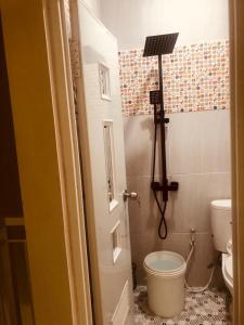 La salle de bains est pourvue de toilettes et d'une caméra sur la porte. dans l'établissement D'venza villa, à Tlekung