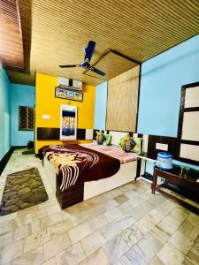 sypialnia z łóżkiem typu king-size w pokoju w obiekcie Hotel New Sun N Rock ( 1km from Nakki Lake ) w mieście Abu