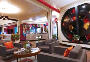Uma área de estar em Henry Norman Hotel