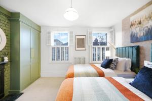 twee bedden in een kamer met twee ramen bij Lux 3 Bed London House - Garden in Londen