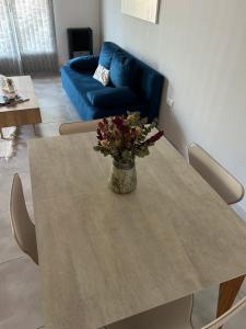 - une table à manger avec un vase de fleurs dans l'établissement Bonjour alquiler temporario 2, à Santa Rosa