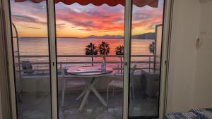balcón con mesa y vistas al océano en Superbe appartement vue mer panoramique, en Juan-les-Pins