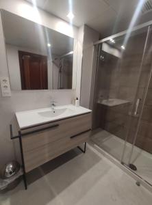 a bathroom with a sink and a shower at Granada Home Center in Granada +16 photos