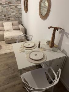 Habitación con mesa, silla y sofá en MarbleMood Spa en Obernai