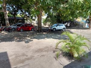 un grupo de autos estacionados en un estacionamiento en Cabaña Rochy, en Coveñas