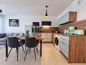 eine Küche mit einem Tisch und Stühlen im Zimmer in der Unterkunft TLN-0011 - Magnifique appartement proche centre-ville in Six-Fours-les-Plages