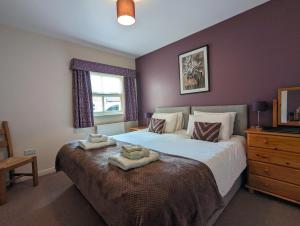 Wold Escapes, Highfield Farm في دريفيلد: غرفة نوم عليها سرير وفوط