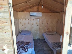 מיטה או מיטות בחדר ב-Life camp