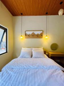 カオバンにあるMình Nghía Homestayのベッドルーム1室(大型ベッド1台、枕2つ付)