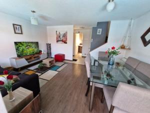 a living room with a couch and a table at Hermosa casa con alberca, para 5 personas. in Los Ángeles