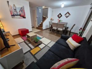 洛桑赫萊斯的住宿－Hermosa casa con alberca, para 5 personas.，客厅配有沙发和桌子