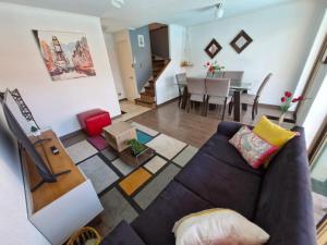 sala de estar con sofá y comedor en Hermosa casa con alberca, para 5 personas. en Los Ángeles