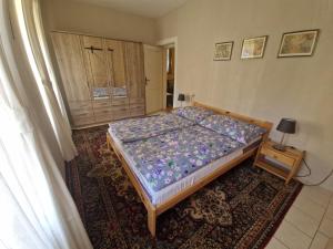 um quarto com uma cama, uma mesa e uma janela em Hostel Skautský dom em Banská Štiavnica