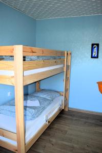 濱海呂克的住宿－Les 7 lutins - Maison avec jardin, wifi, parking，蓝色墙壁的客房内设有两张双层床。