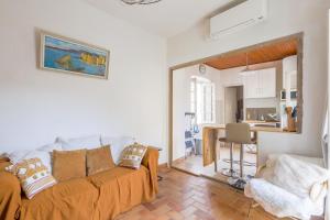 uma sala de estar com um sofá e uma cozinha em Di Mezzu - Proche plage et vue montagnes em Corbara