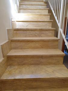un conjunto de escaleras con suelo de madera en El Faro Puerto Rey, en Vera
