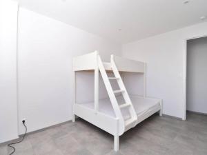 białe łóżko piętrowe z drabiną w pokoju w obiekcie T3 moderne au Grau du roi w mieście Le Grau-du-Roi