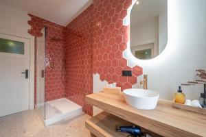 y baño con lavabo y espejo. en Villa Cézar - big house at the center of Bruges - free parking, en Brujas