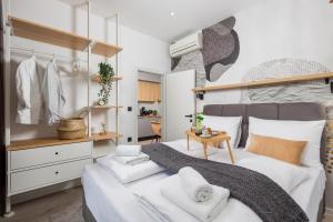um quarto com uma cama grande e toalhas em Molo Longo - Downtown Apartments em Rijeka