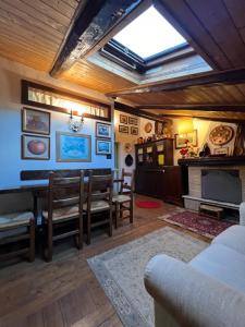 Una sala de estar con un sofá y un comedor. en Mansarda in centro, en Roccaraso