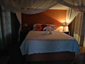 Un pat sau paturi într-o cameră la Suricata Retreat