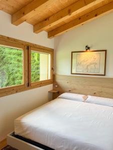 - une chambre avec un lit blanc et 2 fenêtres dans l'établissement Agriturismo Ai Masi, à Combai