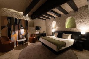 Voodi või voodid majutusasutuse Artemis Cave Suites & Spa- Adults Only toas