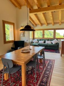 - une salle à manger avec une table et des chaises en bois dans l'établissement Agriturismo Ai Masi, à Combai