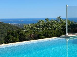 una piscina con vistas al océano en Luxury Villa, Amazing View on Cannes Bay, Close to Beach, Free Tennis Court, Bowl Game en Les Adrets de l'Esterel