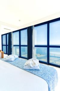 2 Betten in einem Schlafzimmer mit einem großen Fenster in der Unterkunft Hotel Yaramar - Adults Recommended in Fuengirola