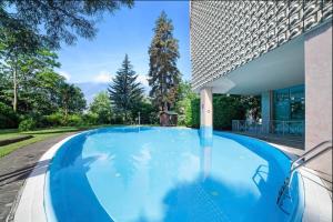 una piscina di fronte a una casa di Appartamento Indaco Armonya a Merano