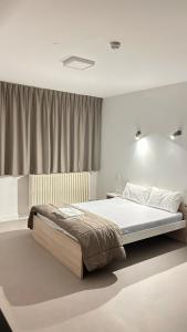 Säng eller sängar i ett rum på La Brasserie Hostel