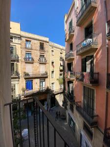 バルセロナにあるペンション コーラルのバルコニーから路地を望む