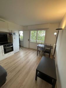 a living room with a kitchen and a dining room at Grand studio aménagé en T2 in Paris