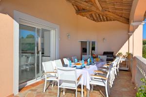 comedor con mesa y sillas en Luxury Villa, Amazing View on Cannes Bay, Close to Beach, Free Tennis Court, Bowl Game en Les Adrets de l'Esterel
