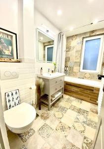 y baño con aseo, lavabo y bañera. en Apartament langa Universitate UMFST en Târgu Mureș