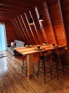 una gran mesa de madera en una habitación con sillas en Cabanas Vida no Campo, en Santa Maria do Erval