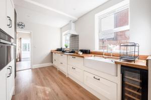 Dapur atau dapur kecil di Host & Stay - Sherrington Road Abode