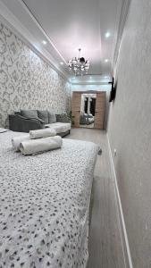 een slaapkamer met 2 bedden in een kamer bij Elizavetta in Bisjkek