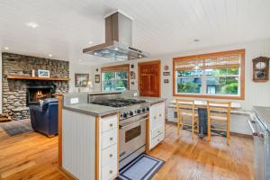 Η κουζίνα ή μικρή κουζίνα στο Blue Heaven MCA#812