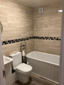 Flat 3, 2Bed Speedwell, Bristol UK في بريستول: حمام مع مرحاض وحوض استحمام