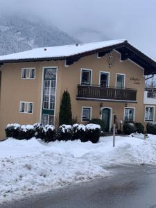 un edificio con nieve delante en Chalet Ester, en Bad Hofgastein