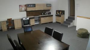 een keuken met een tafel en stoelen in een kamer bij Penzion Bernardo 