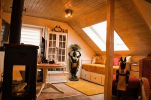 a attic living room with a skylight and a couch at Ferienwohnung zur Steinklamm im bayrischen Wald in Spiegelau