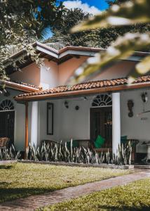 uma casa com um banco à frente em Villa Ali em Galle