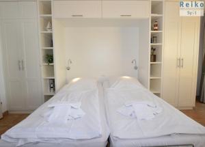 Кровать или кровати в номере 1-78, Seeseite, Haus Metropol, 4 Etage
