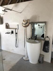 A bathroom at Simba Safaris African Pride Exotic Lodge